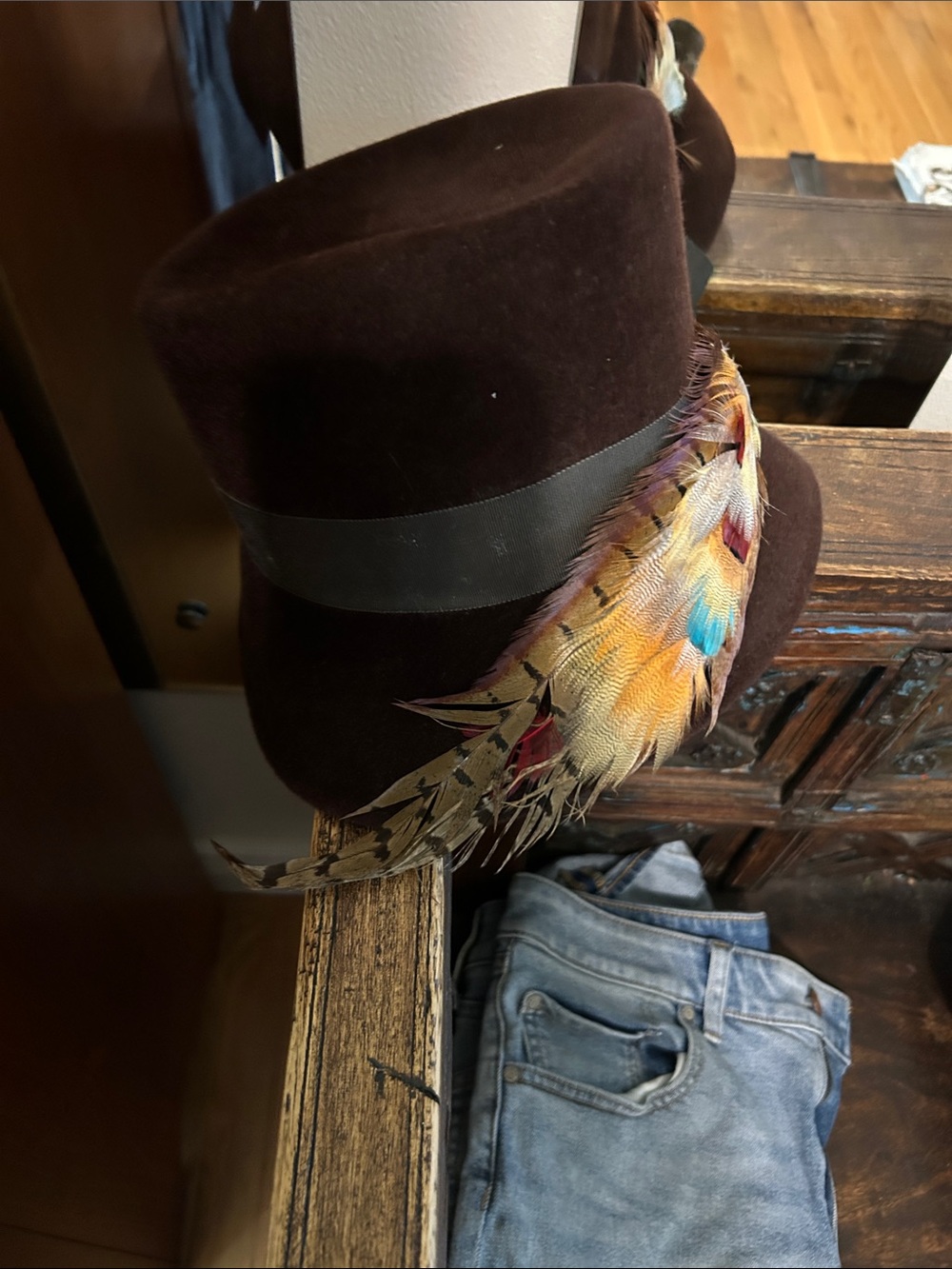 Vintage Brown Felt Top Hat with Decorative Feathers 🪶